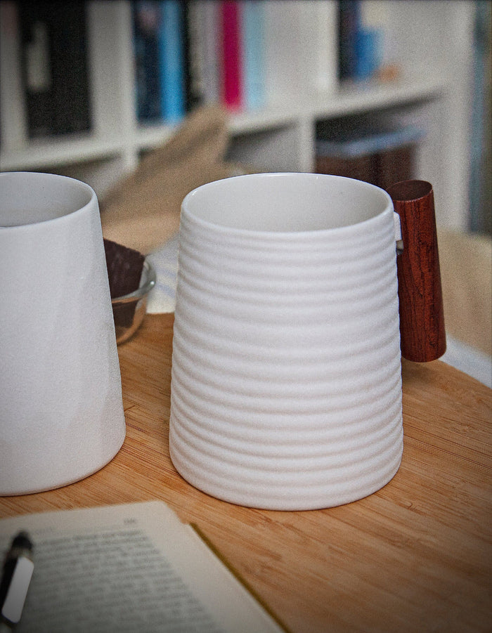 Elegante Tasse aus Keramik mit Holzgriff, perfekt für die Holzgriff Teekanne und Becher Kollektion.
