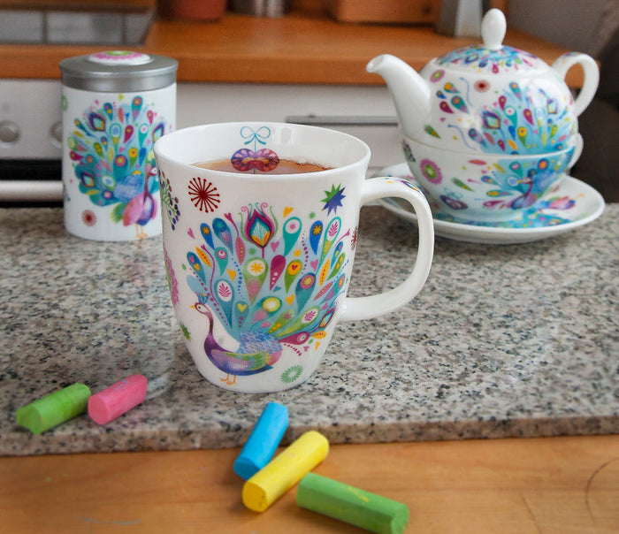 Schöne Tasse mit buntem Pfauenmotiv, Teil der Paula Produkte TeaLogic Kollektion.