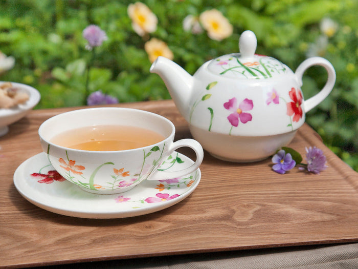 Lotta Produkte TeaLogic: Eine Teekanne und Tasse mit floralen Mustern, ideal für eine entspannte Teepause.
