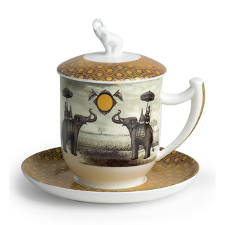 Kräuterteetasse Sepia Elephant, 0,35 l, Fine Bone China mit Elefantendesign und Deckel, auf Unterteller platziert.